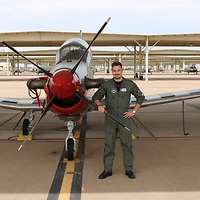 Gabriel steht am Propeller einer Beechcraft T-6.