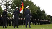 Mehrere Marinesoldaten leisten ihren Eid anlässlich ihrer Vereidigung.