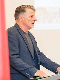 Oberstleutnant a.D. Norbert Stanko steht am Rednerpult an der Führungsakademie