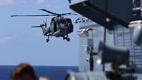 Der Sea Lynx fliegt dicht am Schiff vorbei