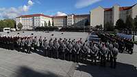 Angetretene Soldaten beim Abschlussappell, die Aufnahme zeigt alle Soldaten von oben.