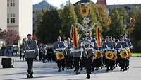 Musikkorps der Bundeswehr marschiert in Formation beim Abschlussappell
