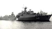 Eine Fregatte der DDR-Volksarmee in der Ostsee.