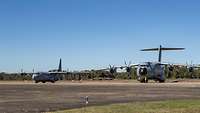 Eine C-130 Hercules und ein A400M stehen nebeneinander in Mont-de-Marsan.