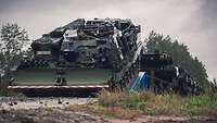 Ein Pionierpanzer Dachs fährt eine Entladerampe hinunter