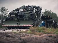 Ein Pionierpanzer Dachs fährt eine Entladerampe hinunter