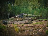 Ein norwegischer und ein deutscher Kampfpanzer Leopard 2 sind nebeneinander aufgefahren 