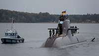 Das U-Boot ,,U 35'' läuft aufgetaucht in den Heimathafen ein