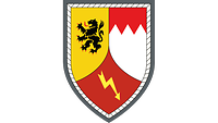 Dreigeteiltes rot-goldenes Wappen mit schwarzem Löwen, stilisiertem Palisadenzaun, Fernmeldeblitz.