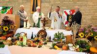 Der ehemalige Militärpfarrer Pfarrer Wolfgang Bier segnet den Altar