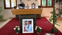 Altar mit Motorradhelm und Foto des verstorbenen Herrmann Krott