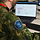 Ein Soldat blickt auf seinen Laptop.