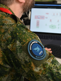 Ein Soldat blickt auf seinen Laptop.