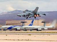 Die Luftwaffe ist mit dabei Ein Düsenjet startet, im Hintergrund Frühwarnflugzeuge vom Typ AWACS.