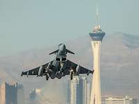 Nellis/ Nevada Ein Eurofighter startet, im Hintergrund ist der Tower von Nellis zu sehen.