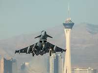 Ein Eurofighter startet, im Hintergrund ist der Tower von Nellis zu sehen.