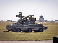 Der Gegner am Boden Ein Radpanzer mit Raketen die gen Himmel zeigen.