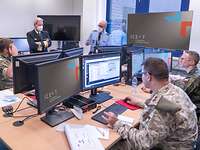 Inspekteur CIR Soldaten arbeiten an ihren Computern und einige stehen dahinter.