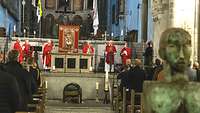 Militärbischof Overbeck, Militärgeneralvikar Bartmann und die Mitzelebranten am Altar
