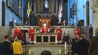 Militärbischof Overbeck, Militärgeneralvikar Bartmann und die Mitzelebranten am Altar