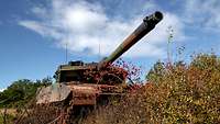 Nahaufnahme von der Front des Panzers, im Fokus die mächtige Kanone