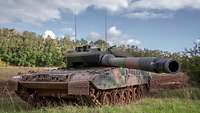 Nahaufnahme von der Seite des Panzers, im Fokus die mächtige Kanone