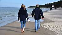 Vater und Tochter beim Strandspaziergang 