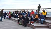 Teilnehmerinnen und Teilnehmer bei einer Andacht auf der Seebrücke in Koserow