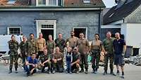 Eine Gruppe von Frauen und Männern auf einem Gruppenfoto im zerstörten Beyenburg