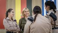 Eine Gruppe weiblicher Soldatin im Gespräch