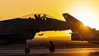 Ein Eurofighter im Sonnenuntergang