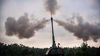 Ein Panzerhaubitze 2000 schießt. Das Rohr steht fast senkrecht Richtung Himmel.