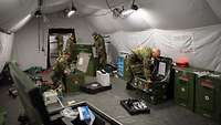 Mehrere Soldaten verpacken medizinisches Gerät und Material in Metallkisten