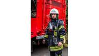 Oberfeldwebel Lukas te Kaat in seiner schwarzen Feuerwehrschutzuniform.
