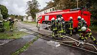 Brandschutzsoldaten rücken zum Löscheinsatz vor.