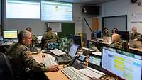 Soldaten arbeiten an vielen Computern