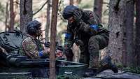 Zwei Soldaten auf einem Panzer im Wald 