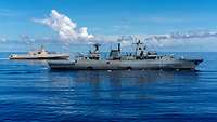 Zwei Kriegsschiffe vom Typ Fregatte „Bayern“ und USS „Tulsa“ auf hoher See