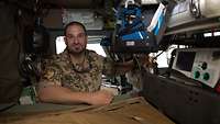 Ein Soldat sitzt im Eagle IV BAT. Im Vordergrund sind einige Sanitätsgeräte. 