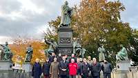 Vor dem Luther-Denkmal in Worms