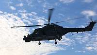 Ein Hubschrauber befindet sich in der Luft