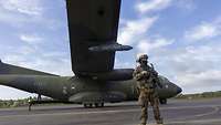 Soldat sichert Transall