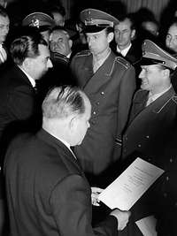Schwarz-Weiß-Aufnahme: Soldaten bekommen ihre Ernennungsurkunden überreicht