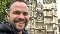 Thomas Limmer steht vor der Kathedrale von Évreux