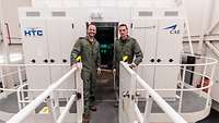 Major Limmer und Hauptmann Stark stehen vor dem Simulator in Marietta