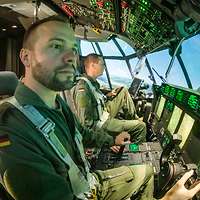 Thomas Limmer sitzt im Simulator-Cockpit der C-130J.