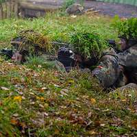 Soldaten liegen i nder Stellung.