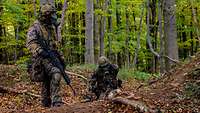 Soldaten im Wald mit einer ABC-Maske.