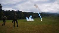 Soldaten üben das Werfen der Nebelgranaten.