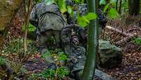 Soldaten ziehen einen Verwundeten.